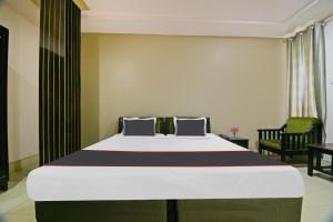 um quarto com uma cama grande num quarto em Collection O The Grand Megha Resort em Bhutiāgāon