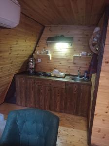 una cocina en una cabaña de madera con fregadero en Quba A frame en Amsar