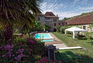 una casa con piscina in giardino di La source du Touron a Fons