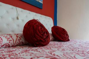 メストレにあるホリデイ ウィズ チルドレン イン ヴェニスのベッドの上に座る赤い枕2つ