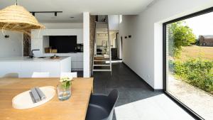 una cucina e una sala da pranzo con tavolo di Vakantiehuis Paula a Watervliet