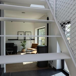 una sala de estar con una escalera en una casa en Vakantiehuis Paula, en Watervliet