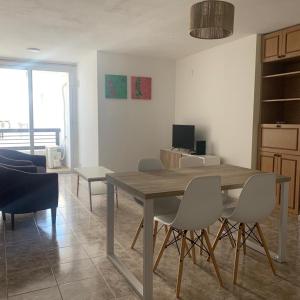 sala de estar con mesa de madera y sillas en Poeta Lugones 38 en Córdoba