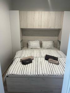 ein Bett mit zwei Säcken darüber in der Unterkunft Vila Olson - Holiday Village Twins in Pakoštane