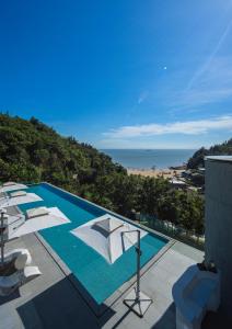 a swimming pool with a view of the ocean at Wenzhou Ban Hotel in Banping