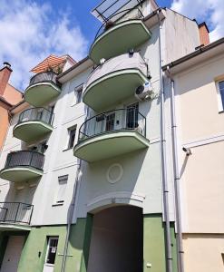 Budova, v ktorej sa apartmán nachádza