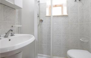 y baño con ducha, lavabo y aseo. en Beautiful Home In Bova Marina With 1 Bedrooms, en Bova Marina