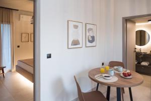 uma sala de jantar com uma mesa e cadeiras num quarto em Nancy - Chara Apartments em Karteros