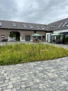 a building with a field of grass in front of it at Luxuswohnung Nähe Köln Bonn in Troisdorf