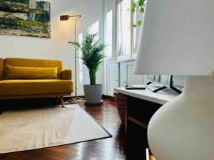 uma sala de estar com um sofá amarelo e um candeeiro em Magnifico appartamento quartiere Trieste/Africano em Roma