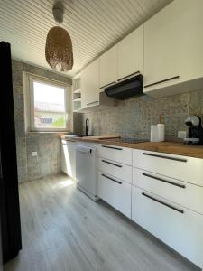 Kuchyň nebo kuchyňský kout v ubytování Villa LCSM et studio