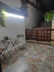 un patio con banco, mesa y escaleras en Tuty, en Málaga