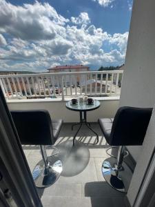 balcón con mesa y sillas en Apartman Sučić en Livno