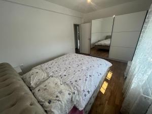 En eller flere senge i et værelse på Apartman Sučić