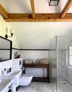a bathroom with two sinks and a shower at Abrahams Bayr Cottage in Schechen