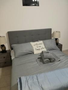 sypialnia z łóżkiem z poduszką i 2 lampami w obiekcie Chez Fatima et Hervé w mieście Somone