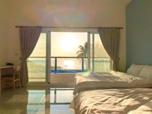 Postel nebo postele na pokoji v ubytování 都蘭那界灣海景民宿