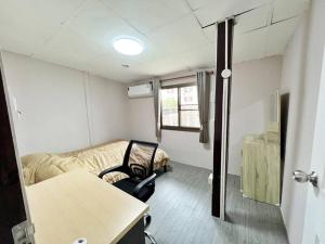ウドーンターニーにあるบ้านเช่า Wilai Townhome Udonの小さな客室で、デスクと椅子が備わります。