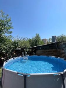 een groot zwembad met blauw water in een tuin bij Villa Nors in Jerevan