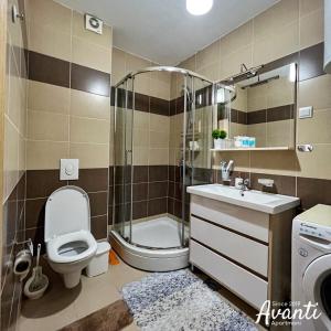 uma casa de banho com um WC, um lavatório e um chuveiro em Apartmani Avanti Budva em Budva