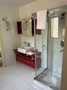 W łazience znajduje się szklana kabina prysznicowa i umywalka. w obiekcie Modern 4 Bedroom House Ring of Kerry -Killarney w Killarney