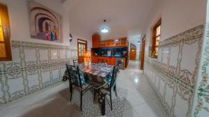 una sala da pranzo con tavolo e sedie in una stanza di Abdessamad Appartement 2 a Essaouira