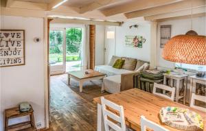 uma sala de estar com um sofá e uma mesa em Stunning Home In Laag-soeren With Outdoor Swimming Pool em Laag-Soeren
