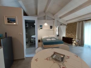 a bedroom with a bed and a table in a room at OH QUANT’E’ BELLA L’ACQUABELLA in Ortona