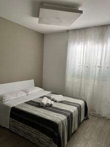 1 dormitorio con 1 cama con 2 toallas en L’arcobaleno en Valmontone