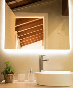 ein Bad mit einem Waschbecken und einem Spiegel in der Unterkunft Residenza Sweet Juliet in Verona