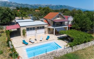 Bazén v ubytování Holiday Home Obrovac I nebo v jeho okolí