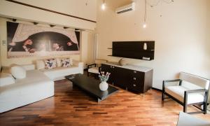 ein Wohnzimmer mit einem Sofa und einem TV in der Unterkunft Residenza Sweet Juliet in Verona