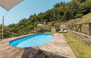- une piscine sur une terrasse en bois à côté d'une montagne dans l'établissement Cozy Home In Barga With Wifi, à Barga