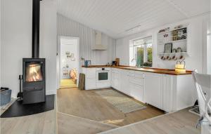 Virtuvė arba virtuvėlė apgyvendinimo įstaigoje Awesome Home In Haderslev With Kitchen
