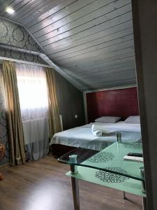 a room with two beds and a table in it at Villa5floors in Chişinău