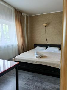a bedroom with a bed with a lamp and a window at Villa5floors in Chişinău