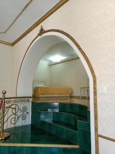 un arco en una sinagoga con suelo de baldosa verde en Villa5floors, en Chişinău