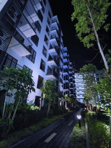 Armadale Galacity Minimalist 3 Bedrooms Entire Apartment في كوتشينغ: شارع فاضي امام مبنى في الليل