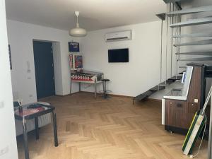 ein Wohnzimmer mit einem Klavier und Holzboden in der Unterkunft CA' DE BERTO in Valcarecce