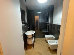 uma casa de banho com 2 lavatórios e 2 WC em CA' DE BERTO em Valcarecce