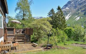 eine Holzterrasse mit einem Tisch und einem Sonnenschirm in der Unterkunft Nice Home In Rldal With 4 Bedrooms in Røldal