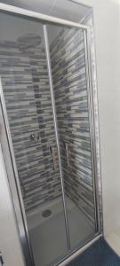 eine Dusche mit Glastür im Bad in der Unterkunft Vico del Teatro in Formia