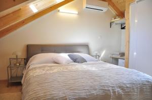 1 dormitorio con 1 cama grande en el ático en Villa Stagnja, en Split