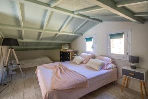 um quarto com uma cama grande e tectos abobadados em La Champanel Maison vue Mer JO24 em Marselha