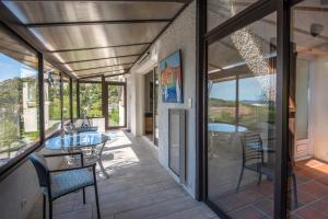 Balkoni atau teres di La Champanel Maison vue Mer