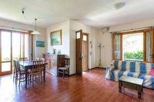 sala de estar con sofá y mesa en Casa Velio en Castiglione della Pescaia