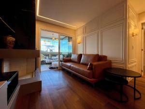 a living room with a couch and a table at Apartamento Beluno 3 dorm Canela by Achei in Canela