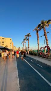 Khách lưu trú tại Good Times & Tan Lines Apartment