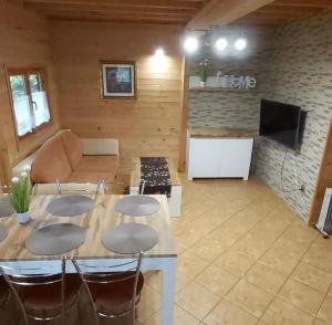 TV a/nebo společenská místnost v ubytování Domek letniskowy Zacisze