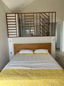 un letto con due cuscini in una camera da letto di Case al mare a Calodyne